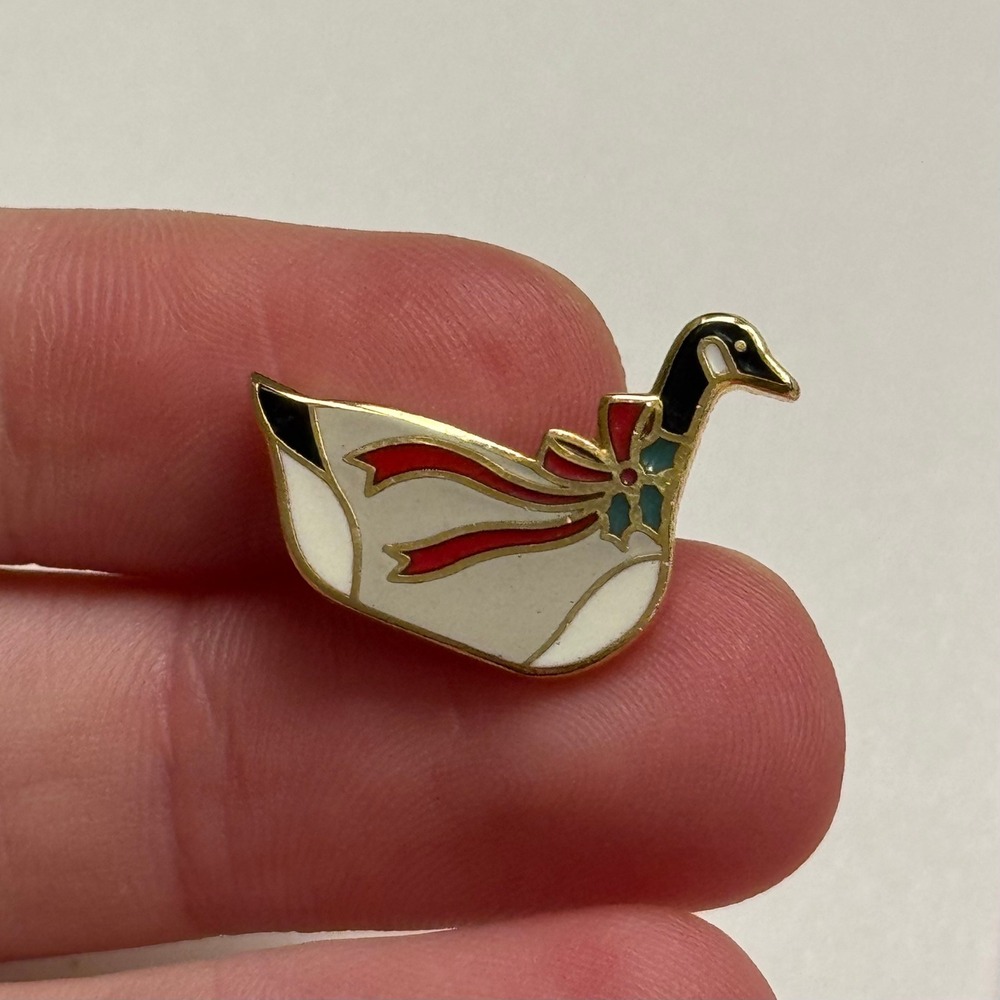 Vintage Hallmark Cards Enamel Goose Pin Gold Tone Christmas Holiday Ribbon 1in